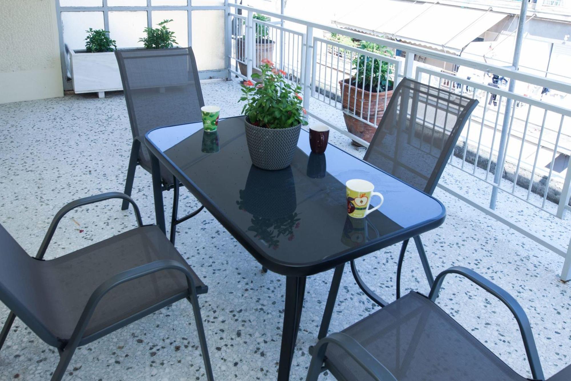 Modern 1 Bd Balcony Apt Near Metro In Kato Patisia Athens Exterior photo